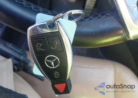 2013 Mercedes-Benz C 300 Sport 4Matic z USA, uszkodzony, nr VIN WDDGF8ABXDA756257